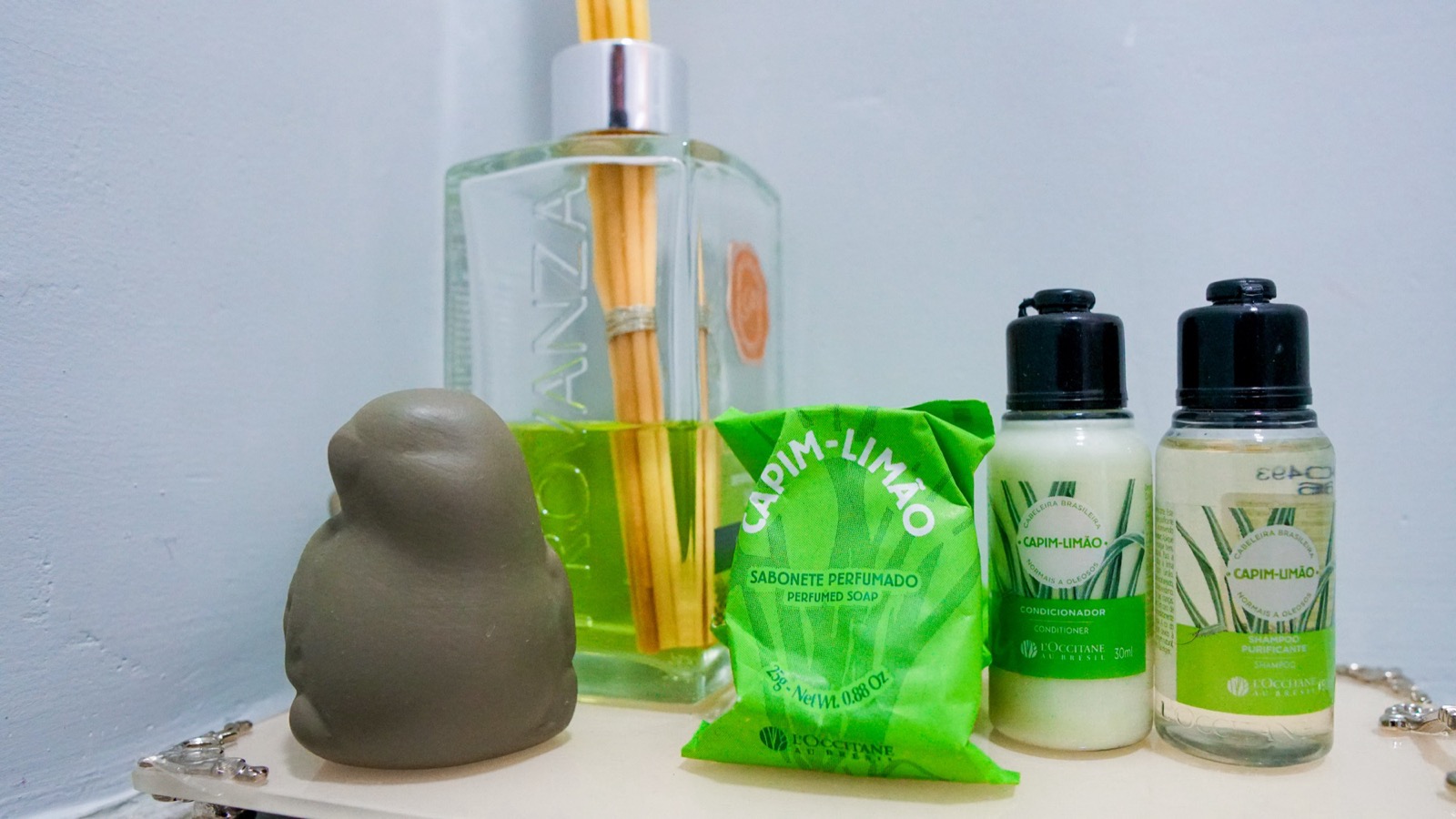 Kit de amenidades L'Occitane au Brésil com sabonete, shampoo e condicionador Capim-Limão