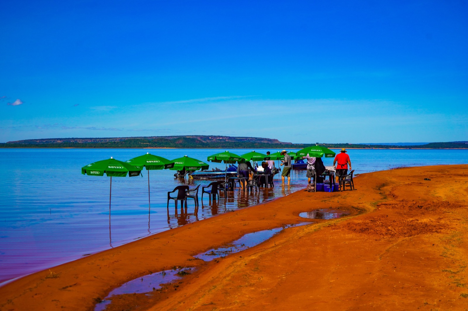 Churrasco coletivo na areia vermelha do Lago do Manso