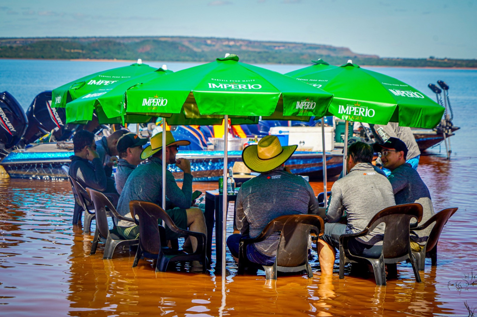 Grupo de pescadores relaxando na praia do Lago do Manso