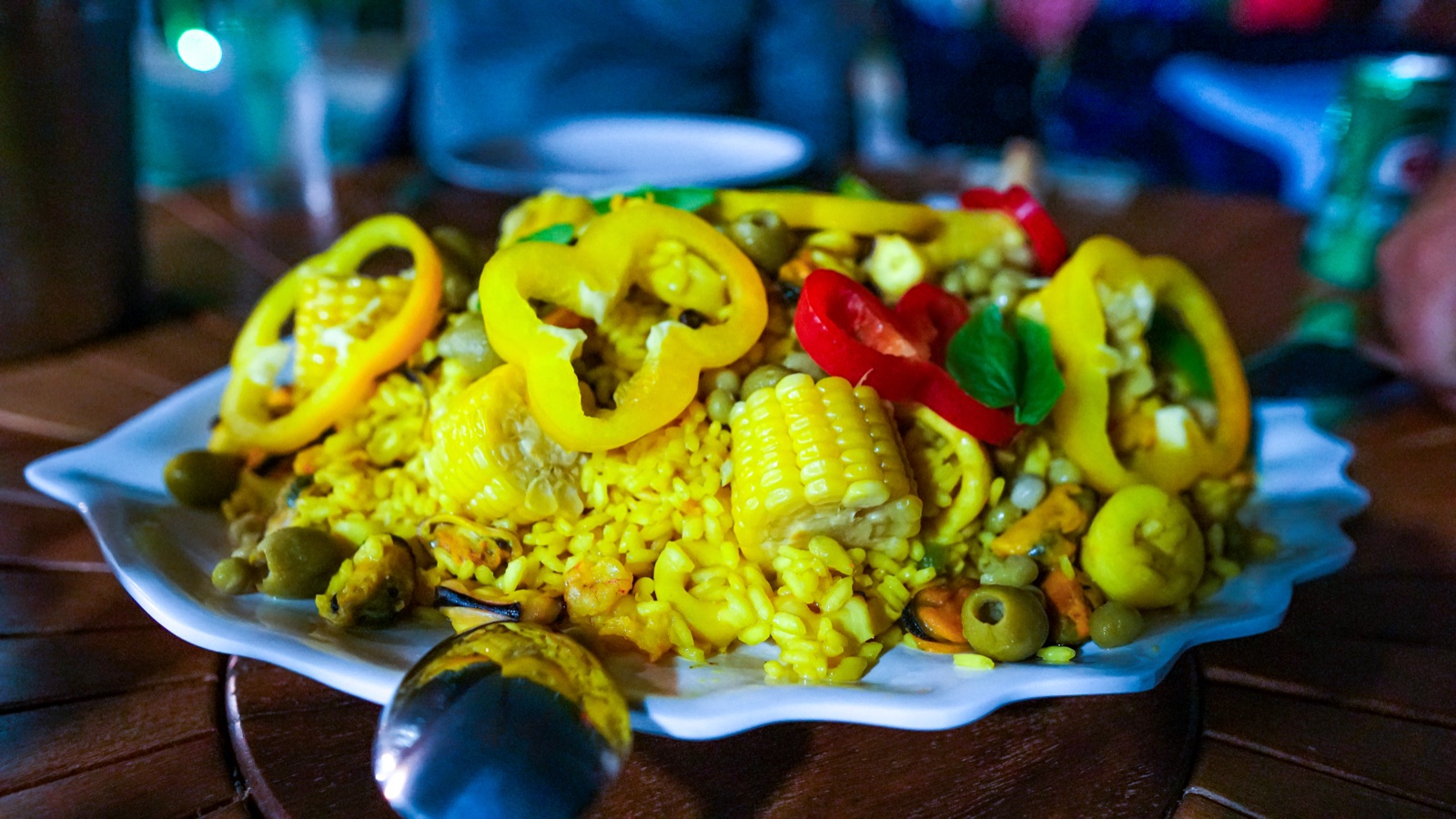 Prato gourmet com paella de legumes e temperos frescos