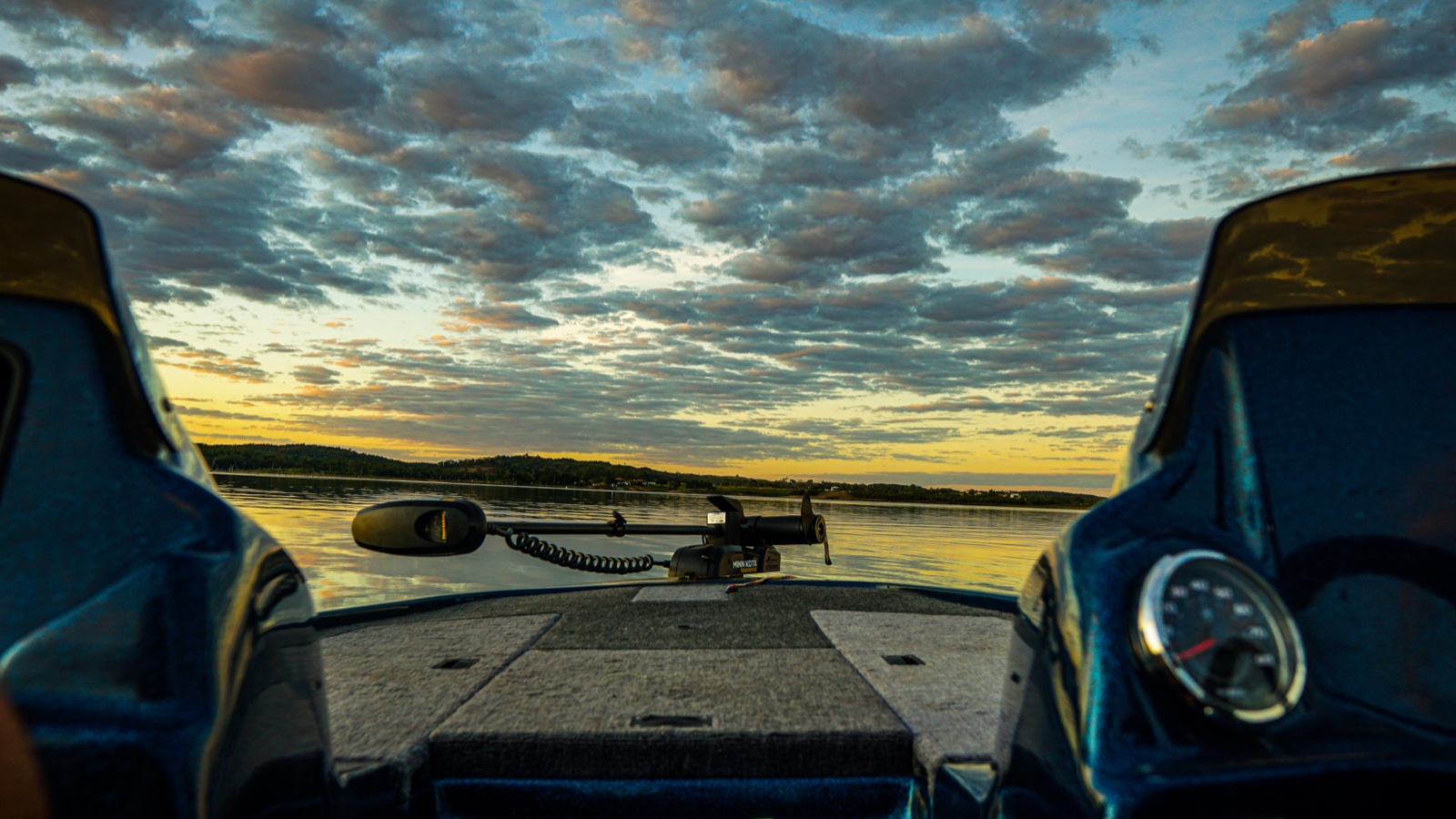 Vista do cockpit do bass boat ao amanhecer no Lago do Manso