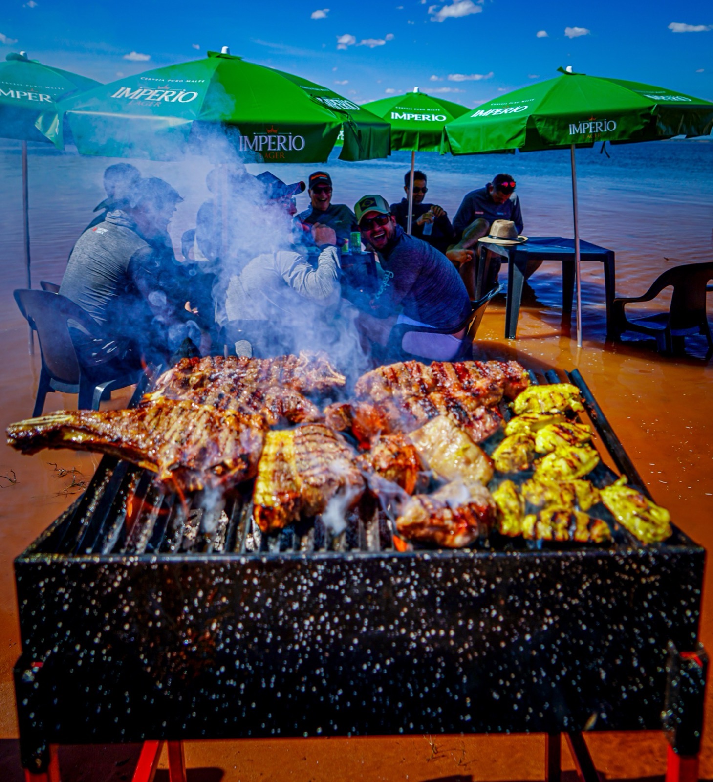 Churrasco artesanal e costela de chão na praia do Lago do Manso
