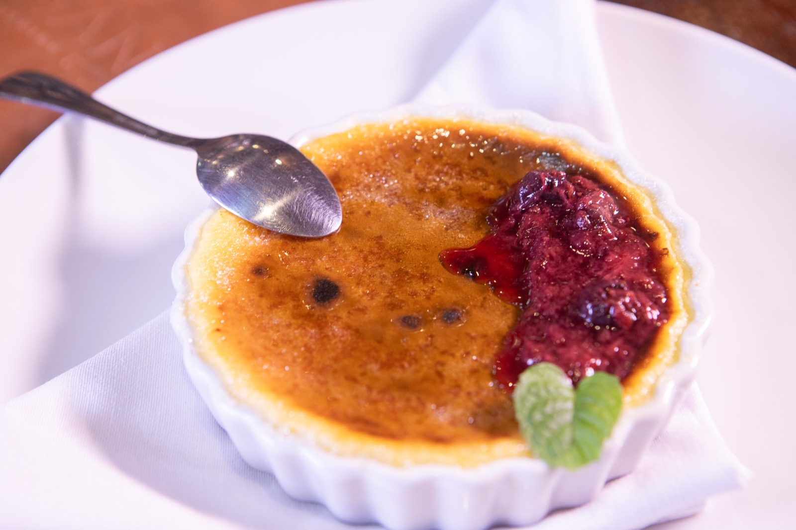 Sobremesa clássica de Crème Brûlée com casca de açúcar caramelizada
