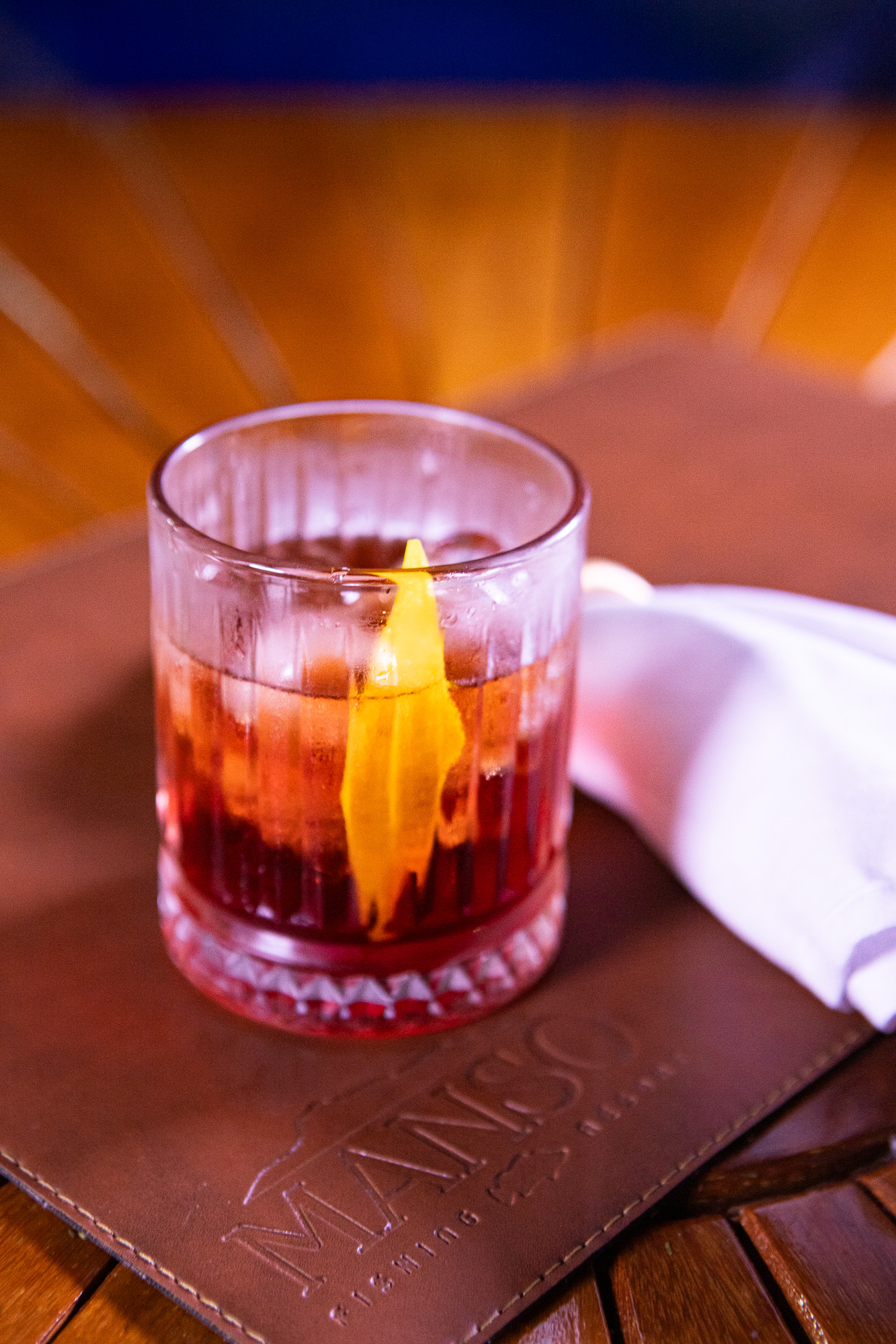 Drinks artesanais refrescantes no lago