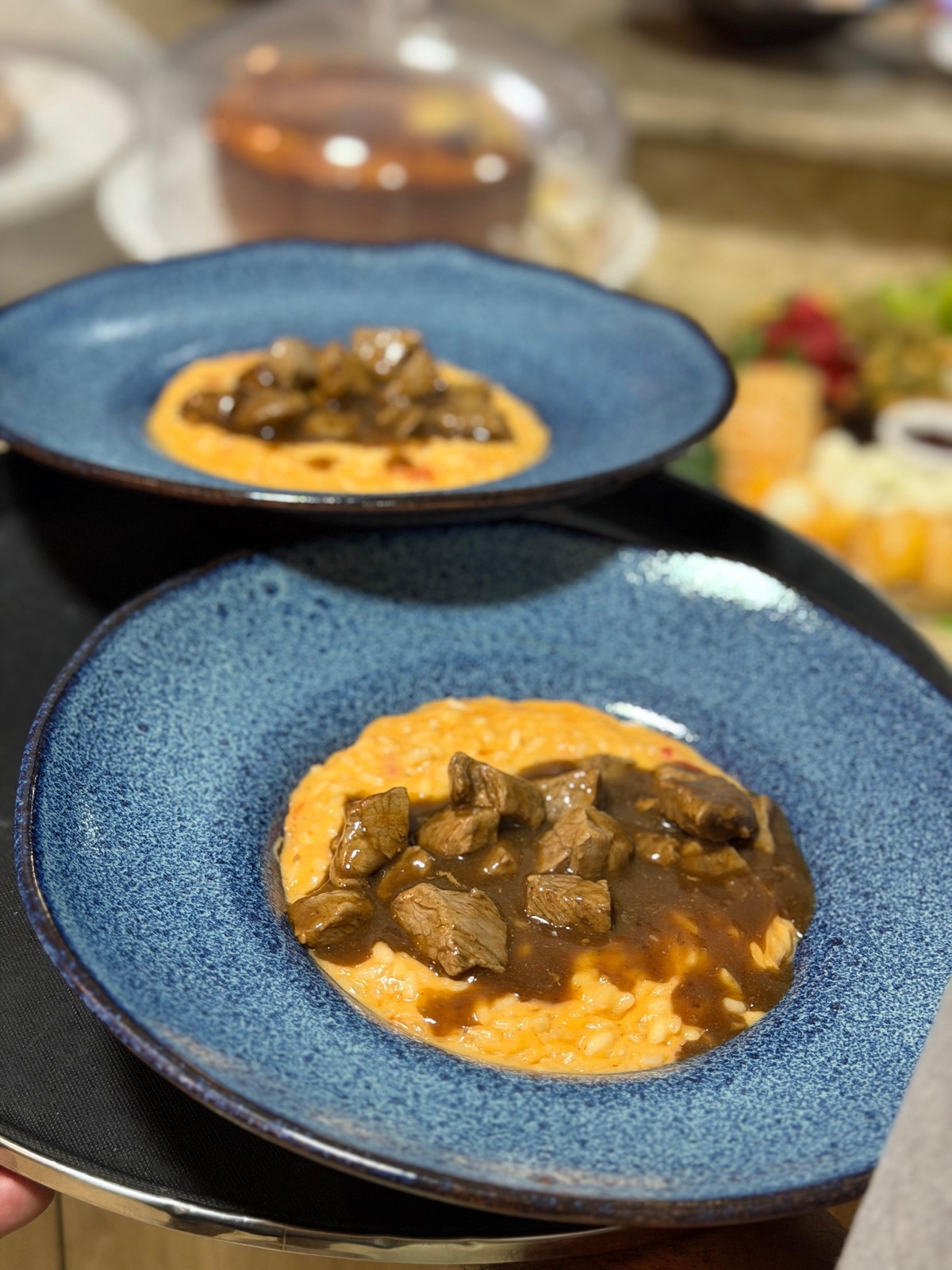Risotto gourmet servido em pratos artesanais azuis