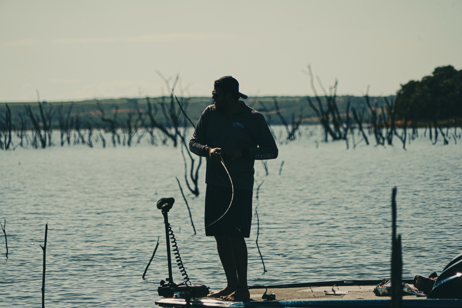 Pescador em ação de bait casting no Lago do Manso