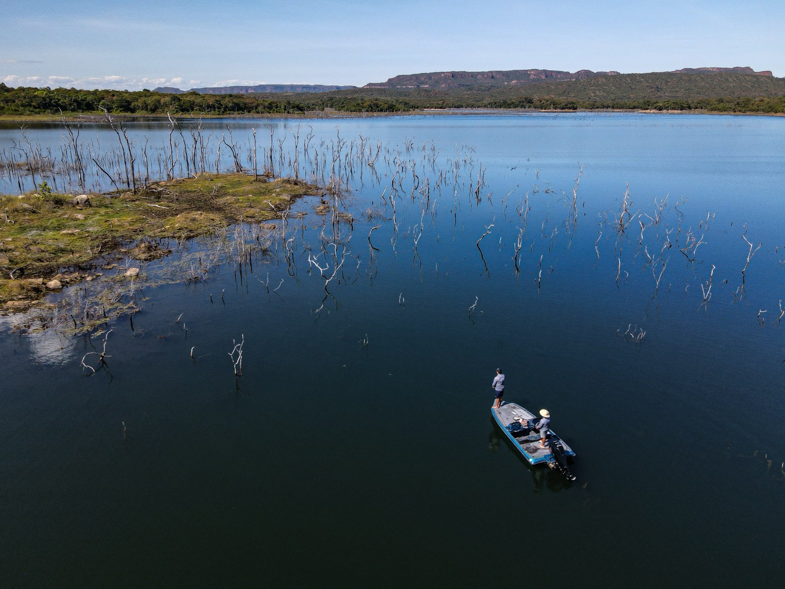 Vista aérea de pescadores no Lago do Manso com serra ao fundo