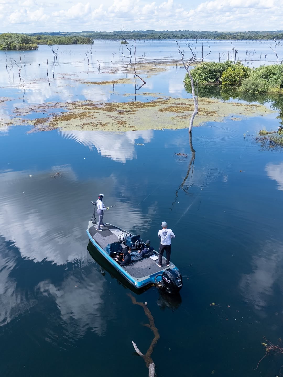 Bass Boat navegando no Lago do Manso