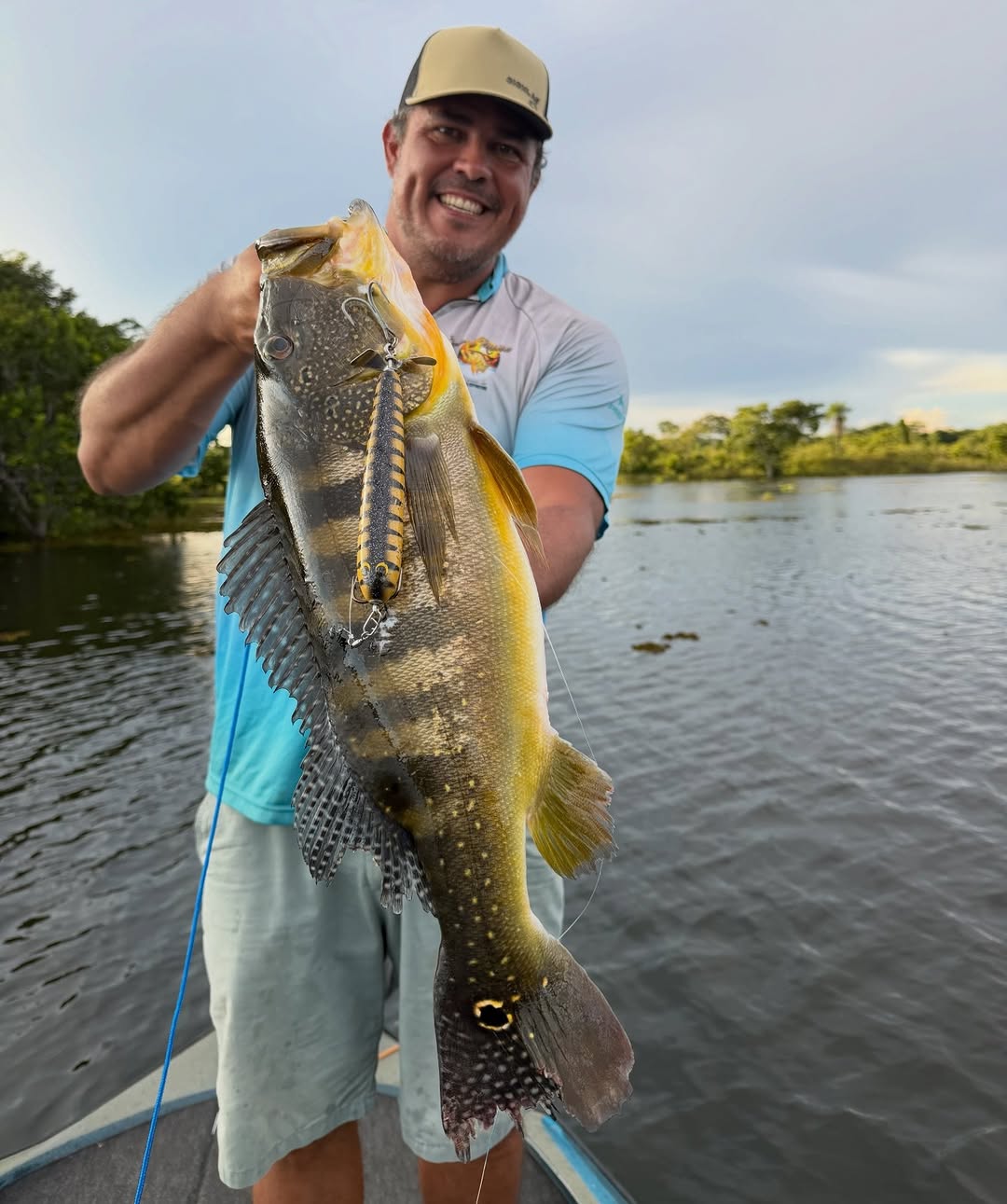Pesca esportiva de tucunaré no Manso