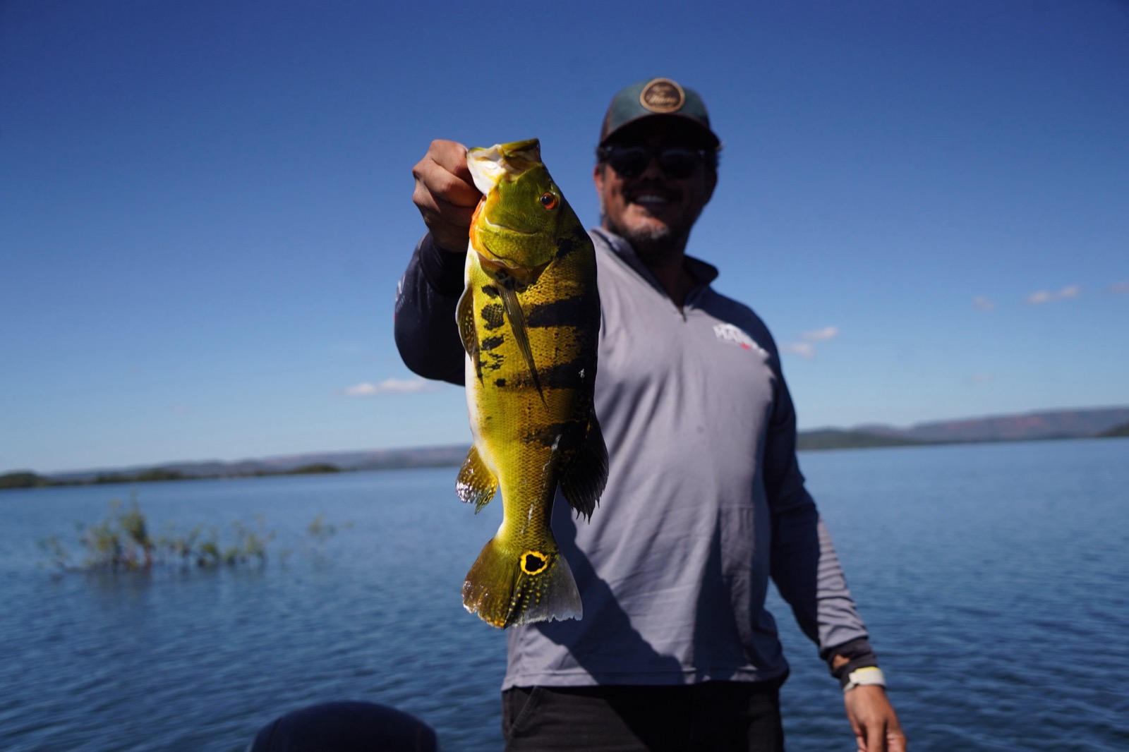 Pescador em ação durante expedição no Lago do Manso