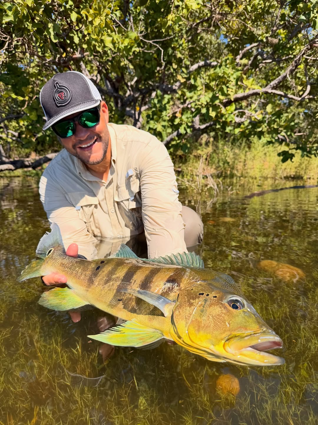 Pescador em ação com tucunaré no Lago do Manso